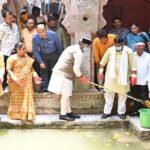 मंत्री विश्वास सारंग ने द्वारका नगर में बावड़ी की सफाई हेतु किया श्रमदान
