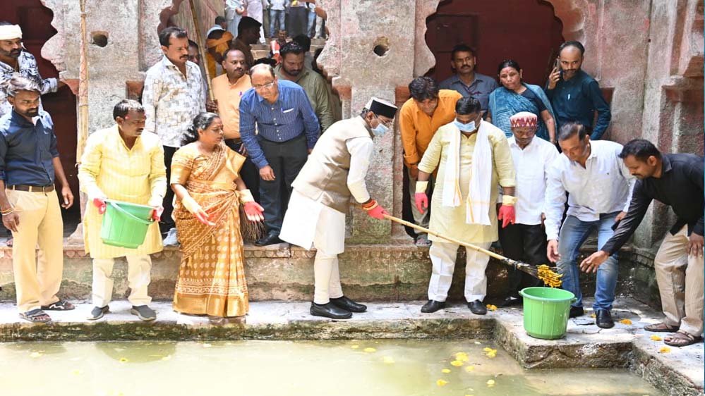 मंत्री विश्वास सारंग ने द्वारका नगर में बावड़ी की सफाई हेतु किया श्रमदान