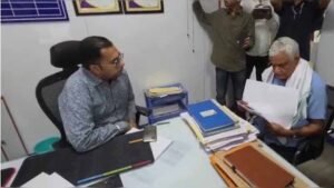 पल्लू SBI बैंक में बड़ा फसल बीमा घोटाला उजागर, किरोड़ी लाल मीणा के औचक निरीक्षण से हड़कंप