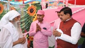गुरुदेव के आशीर्वाद से ही सनातन और सत्य मार्ग का अनुसरण करने की प्रेरणा मिलती है : मुख्यमंत्री डॉ. यादव