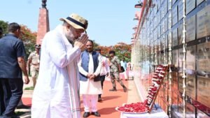 केंद्रीय गृहमंत्री अमित शाह ने अमर वाटिका में शहीदों को दी श्रद्धांजलि, परिजनों से की आत्मीय मुलाकात