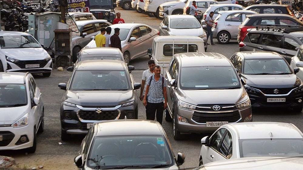 चंडीगढ़ में पार्किंग संकट गहराया, हर 3 मिनट में बढ़ रही एक नई कार; सड़कों पर बढ़ा दबाव