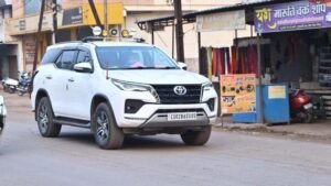 राजस्व मंत्री टंक राम वर्मा ने छोड़ा ‘पायलट-फॉलो’ वाहनों का काफिला