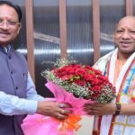 मुख्यमंत्री ने उत्तर प्रदेश के मुख्यमंत्री योगी आदित्यनाथ का किया आत्मीय स्वागत