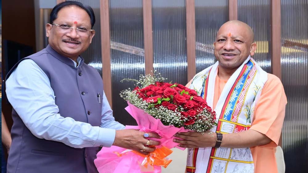 मुख्यमंत्री ने उत्तर प्रदेश के मुख्यमंत्री योगी आदित्यनाथ का किया आत्मीय स्वागत