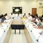 वैशविक संकट के बीच डामर का वैकल्पिक रास्ता निकाले, सुधारे सड़कों की दशा: उद्योग मंत्री लखनलाल देवांगन