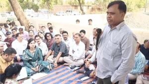 रीवा कलेक्टर का अनोखा दौरा, 42 अफसरों संग नॉन-एसी बस से गांव पहुंचे; टिकुरी में लगाई चौपाल