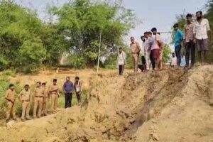 मिट्टी का कहर: 8 महिलाओं पर ढहा टीला, मां-बेटी समेत 3 की दर्दनाक मौत