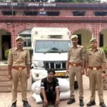 बिहार सीमा पर पुलिस की बड़ी कार्रवाई, 5.14 लाख की अवैध अंग्रेजी शराब जब्त; तस्कर गिरफ्तार