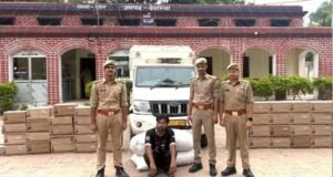बिहार सीमा पर पुलिस की बड़ी कार्रवाई, 5.14 लाख की अवैध अंग्रेजी शराब जब्त; तस्कर गिरफ्तार