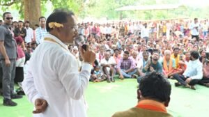 तेंदूपत्ता संग्राहकों के बीच पहुंचे मुख्यमंत्री, महुआ पेड़ के नीचे लगाई चौपाल