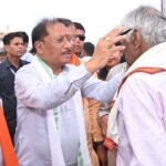 मुख्यमंत्री  विष्णु देव साय ने हितग्राहियों को अपने हाथों से पहनाया नजर का चश्मा