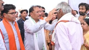 मुख्यमंत्री  विष्णु देव साय ने हितग्राहियों को अपने हाथों से पहनाया नजर का चश्मा