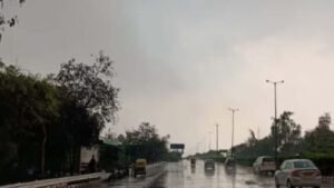 दिल्ली-NCR में झमाझम बारिश से बदला मौसम, भीषण गर्मी से लोगों को बड़ी राहत