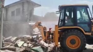 बहराइच में चला बुल्डोजर, मदरसा समेत 11 अवैध निर्माण जमींदोज