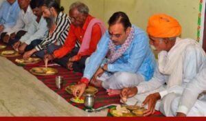 अजमेर दौरे पर सीएम भजनलाल शर्मा, ग्रामीण परिवार के घर किया पारंपरिक भोजन