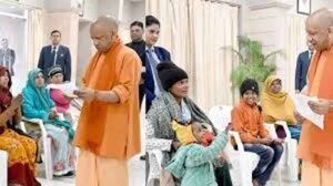 लखनऊ में ‘जनता दर्शन’: सीएम योगी ने सुनी फरियाद, बिहार से आई महिला का भावुक पल