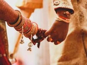 शादी में कितने फेरे? 7 नहीं, असल वैदिक परंपरा में 4 फेरे और सप्तपदी के 7 कदम