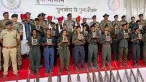 झारखंड में बड़ी सफलता: 25 नक्सलियों का सामूहिक सरेंडर, भारी हथियार बरामद