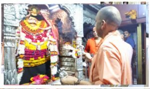 बाबा विश्वनाथ व काल भैरव के दरबार में माथा टेका मुख्यमंत्री योगी आदित्यनाथ ने