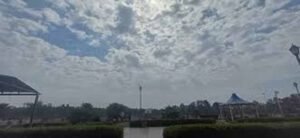 यूपी मौसम अपडेट: बारिश से गिरा तापमान, 4-5 मई को तेज आंधी और बूंदाबांदी के आसार