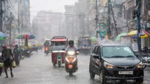 22 राज्यों में बारिश का अलर्ट, उत्तराखंड में भीषण आंधी-तूफान की चेतावनी; जानें आज का मौसम