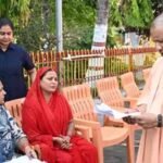 जनता दर्शन में सीएम योगी ने सुनीं समस्याएं, इलाज के लिए देंगे आर्थिक मदद