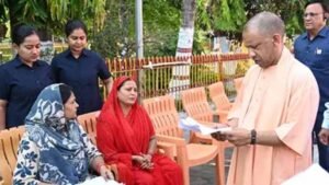 जनता दर्शन में सीएम योगी ने सुनीं समस्याएं, इलाज के लिए देंगे आर्थिक मदद