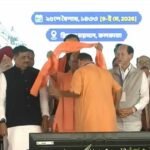 सीएम योगी ने बंगाल के नए मुख्यमंत्री को भगवा अंगवस्त्र पहनाया