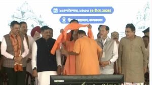 सीएम योगी ने बंगाल के नए मुख्यमंत्री को भगवा अंगवस्त्र पहनाया