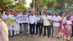 अयोध्या नगर में पेड़ों की कटाई पर फूटा जनआक्रोश, पर्यावरण प्रेमियों ने किया विशाल प्रदर्शन
