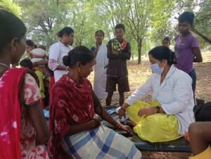 दुर्गम जंगलों के बीच पहुंची स्वास्थ्य सेवा, 771 ग्रामीणों की हुई जांच