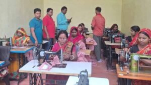 बिहार में जीविका दीदियों का कमाल, बगहा में तैयार हो रही 15 हजार बच्चों की पोशाक