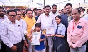 मंत्री दयाल दास बघेल ने बाल वैज्ञानिक सृष्टि और पीयूष को किया सम्मानित मांडल राष्ट्रीय विज्ञान मेला दिल्ली के लिए चयनित