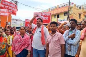 कैनाल रोड परियोजना पर बवाल, 1300 घर तोड़ने की तैयारी के खिलाफ निगम दफ्तर का घेराव