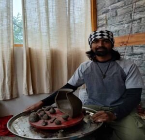 मिट्टी से रची पहचान: युवा कलाकार उत्तम साहू ने OSOA में बिखेरा छत्तीसगढ़ी कला का जादू