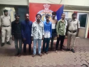 रायपुर कोर्ट परिसर में चाकू लेकर पहुंचे 2 युवक गिरफ्तार, पुलिस के चेकिंग अभियान में 8 संदिग्ध भी पकड़े गए