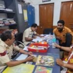 बिलासपुर में कबाड़ माफिया की VIP एंट्री! थाने में बैठकर चाय पीते तस्वीर वायरल