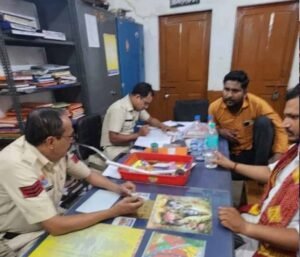 बिलासपुर में कबाड़ माफिया की VIP एंट्री! थाने में बैठकर चाय पीते तस्वीर वायरल