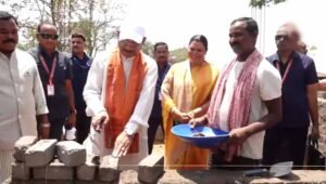 जशपुर के चंदागढ़ पहुंचे CM साय: PMAY हितग्राही के घर में ईंट रखकर बढ़ाया हौसला