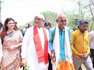 ग्रामीण के न्योते पर गृह प्रवेश करवाने पहुंचे मुख्यमंत्री साय