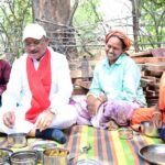 सीएम साय ने निर्माणाधीन पंचायत भवन में श्रमिकों के साथ बैठकर खाया बोरे बासी और आमा चटनी
