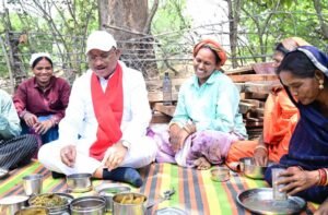 सीएम साय ने निर्माणाधीन पंचायत भवन में श्रमिकों के साथ बैठकर खाया बोरे बासी और आमा चटनी