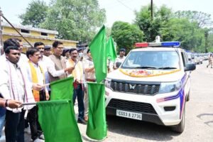 वित्त मंत्री  ओपी चौधरी ने रायगढ़ को मिली 16 अत्याधुनिक डायल-112 ईआरवी वाहनों को दिखाई हरी झंडी