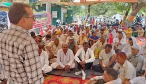 हरियाणा में ग्रामीण सफाई कर्मचारियों की हड़ताल 31 मई तक बढ़ी, पक्की नौकरी की मांग पर मंत्री आवास घेरने की चेतावनी