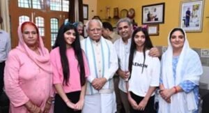 पूर्व CM खट्टर पहुंचे सुनील जागलान के घर, ‘सेल्फी विद डॉटर’ अभियान की जमकर सराहना