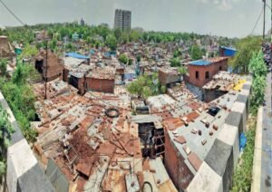 टूटी झुग्गियों पर नया विवाद: शासकीय कर्मचारियों ने भी आवास के लिए किया दावा
