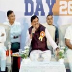 मुख्यमंत्री डॉ. यादव ने महू में विद्यार्थियों को प्लेसमेंट प्रमाण-पत्र किए वितरित