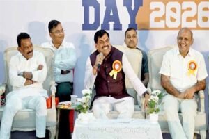 मुख्यमंत्री डॉ. यादव ने महू में विद्यार्थियों को प्लेसमेंट प्रमाण-पत्र किए वितरित