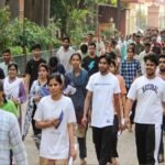 UPSC Prelims में अभ्यर्थियों की अग्निपरीक्षा! तपती जमीन पर नंगे पैर पहुंचे एग्जाम सेंटर